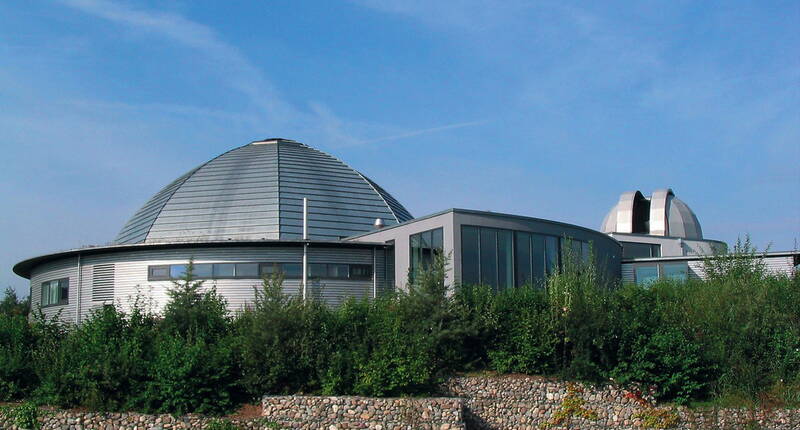 Entrée familiale gratuite au planétarium du lac de Constance – Envie d'une excursion dans l'espace? Sous la coupole du planétarium du lac de Constance, de confortables fauteuils invitent à un voyage virtuel dans le ciel nocturne. Le planétarium est facilement accessible en transports publics et vaut toujours le détour, même avec des enfants.