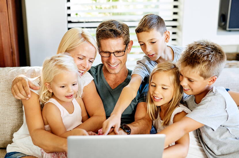 Famiglia guarda insieme il sito MiBon con le offerte ricreative svizzere