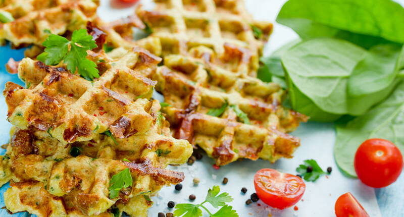 Une super recette pour la prochaine fête d'anniversaire. Les gaufres aux légumes peuvent être servies chaudes ou froides, accompagnées d'une délicieuse trempette aux herbes.