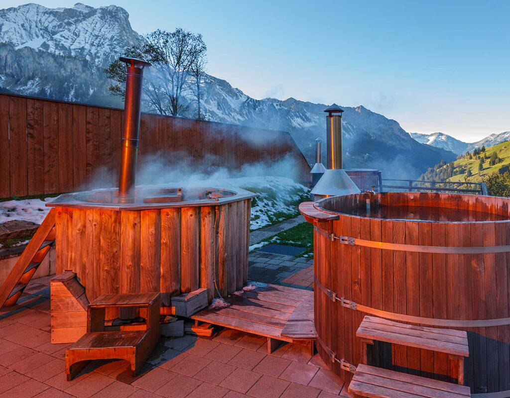 Saas-Fee hat viel zu bieten. Entdecke beschauliche Landschaften mit historischen Bergdörfern, idyllisch gelegenen Alpseen und mystischen Wäldern. Damit du die faszinierende Bergwelt in aller Ruhe erkunden kannst, empfehlen wir dir den Ankauf einer HotelCard. Mit HotelCard profitierst du von bis zu 50% Rabatt auf den Übernachtungspreisen in 500 in- und ausländischen Hotels.