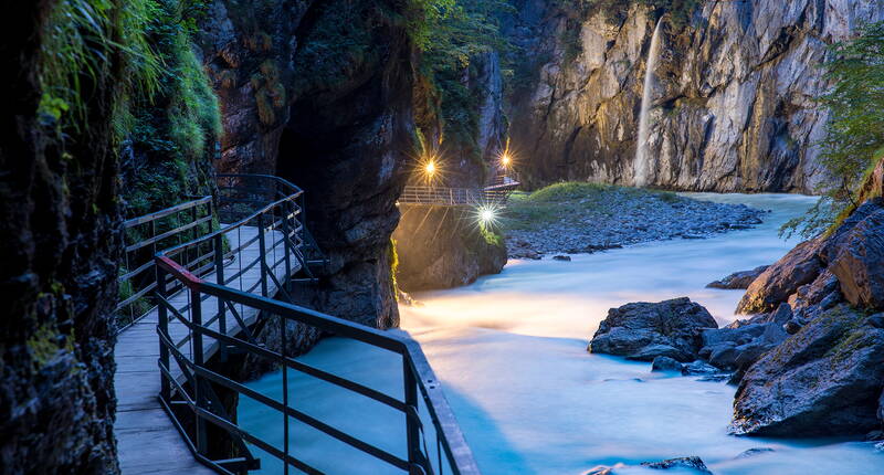 Excursion en famille dans les gorges de l'Aar. Ce spectacle naturel peut être exploré confortablement sur une passerelle sécurisée et à travers des tunnels. L'excursion offre les impressions les plus diverses selon le temps et convient très bien aux journées ensoleillées ou même chaudes.