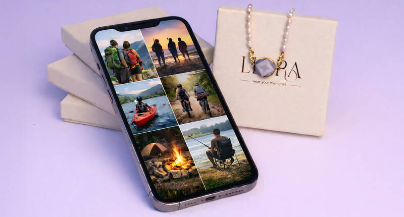 Un smartphone montre différentes photos d'aventures, à côté se trouve un bijou LIORA dans son coffret cadeau. Ainsi, tu portes tes plus belles expériences MiBon avec toi grâce au NFC tout simplement.