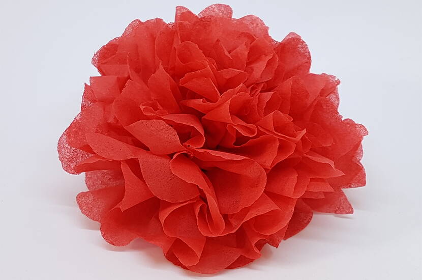 Geschenkverpackung mit Spitzenbordüre & Serviettenblumen Heute zeigen wir dir, wie du aus Packpapier, Papierservietten und Spitzenband schöne Geschenkverpackungen bastelst.