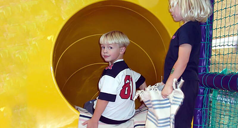 Excursion en famille Funland Thoune-Allmendingen. L'expérience de jeu pour les enfants jusqu'à 11 ans environ. Toboggan géant, toboggan tunnel, rampe d'escalade, coin de jeux pour petits enfants, installation de jeux à plusieurs étages, bistro en libre-service et une piscine à balles à Thoune-Allmendingen.