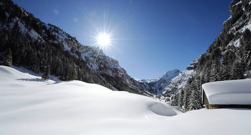 Familienausflug Kerenzerberg. Hoch über dem geheimnisvollen Walensee auf 1280 Meter über Meer, liegt das schmucke Familien-Paradies.