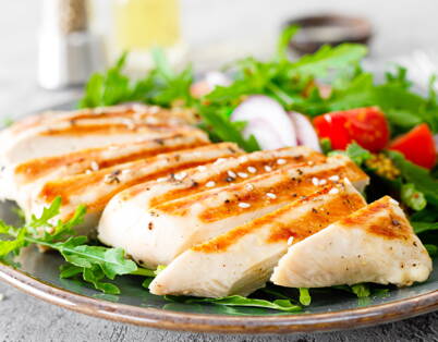 Grillierte Pouletbrust mit Rucola-Salat und Tomaten – mageres Eiweiss für ein leichtes Abendessen