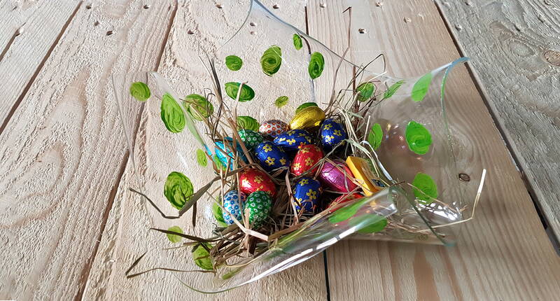 Die Osterschalen aus Plexiglas eignen sich sowohl als Dekorationsschale für den österlichen Tisch als auch als prächtiges Osternestchen für alt und jung. Die Herstellung ist auch für Kinder einfach und ungefährlich, solange dabei die Sicherheitshinweise beachtet werden.