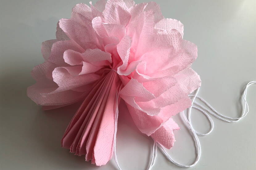 Heute zeigen wir dir, wie du mit wenig Geld und Aufwand fantastische Papierblumen falten kannst. Die Herstellung ist ganz einfach. Die perfekte Dekoration für die Sommerparty.