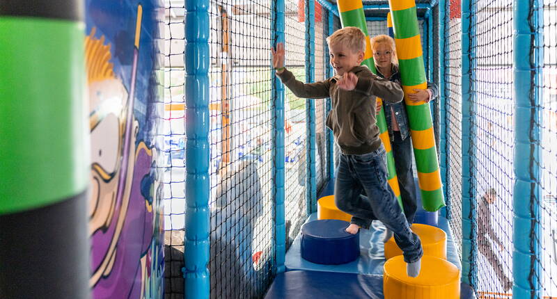 Der grosse Indoor-Spielplatz bietet abwechslungsreiche Kletter- und Spielmöglichkeiten – ideal für aktive Kinder bei jedem Wetter.