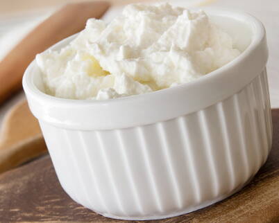 Wenn du unter Neurodermitis leidest, können Quarkmasken helfen, die Gesichtshaut mit Feuchtigkeit zu versorgen und den Juckreiz zu lindern.