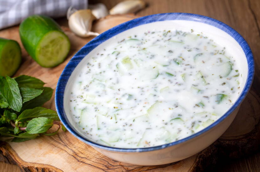 Raita al cetriolo con menta piperita e yogurt Raita rinfrescante al cetriolo con yogurt naturale e menta piperita – contorno perfetto per piatti indiani