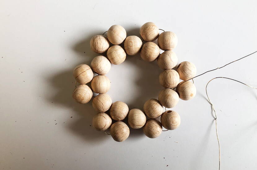 Stern aus Holzkugeln Aus 30 Holzkugeln entsteht innert kürzester Zeit ein fantastischer Stern, der sowohl Weihnachtsbaum, Adventsfenster als auch die Eingangstür zur Winterzeit ziert. Wie ihr diesen mit wenig Aufwand mit den Kindern nachbasteln könnt, erfahrt ihr hier.