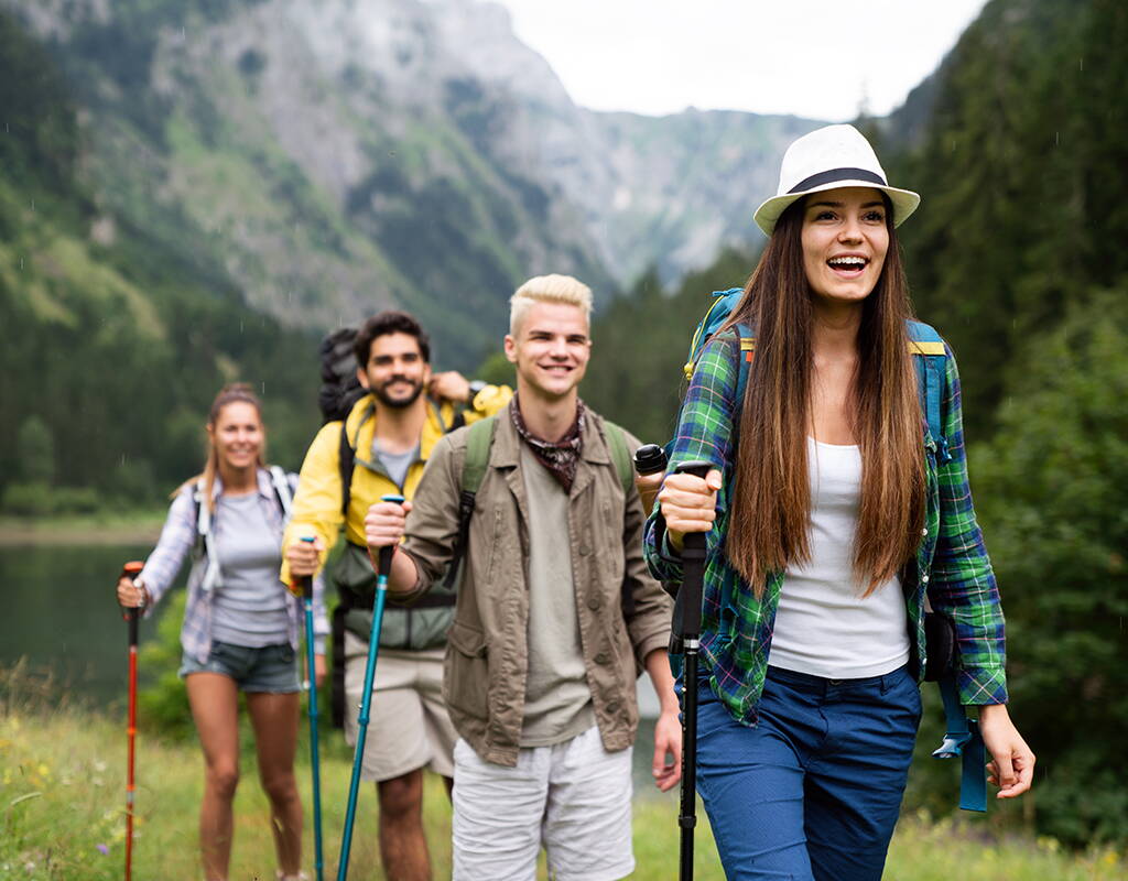 Escursioni e attività ricreative in Svizzera Gruppo di escursionisti nelle montagne svizzere – scopri destinazioni con sconti e ingressi gratuiti MiBon