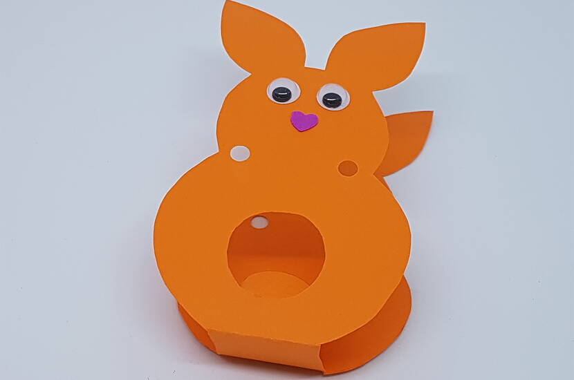 Osterhasenverpackung für Schokoladenkugeln Die perfekte Osterverpackung für leckere Schokoladenkugeln. Lade dir unsere Bastelvorlage herunter und bastele dir Verpackung in Form eines Osterhasen nach.