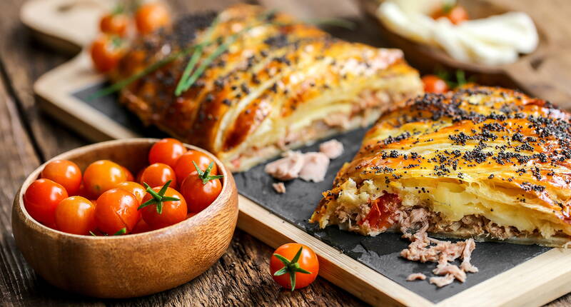 Garni de thon juteux et de tomates mûries au soleil, ce strudel au thon est très spécial et plaît à coup sûr à tout le monde. Fabriqué à partir d'une pâte feuilletée classique et des meilleurs ingrédients, il peut servir d'entrée, de plat principal ou de snack pour les fêtes. 