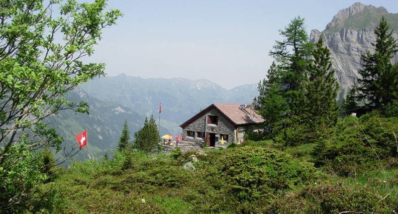 Excursion en famille à la cabane Doldenhorn. Le refuge de montagne du CAS, idéal pour les familles, au-dessus de Kandersteg. Depuis la gare de Kandersteg, il te faut environ 3 heures pour atteindre cette cabane accueillante.