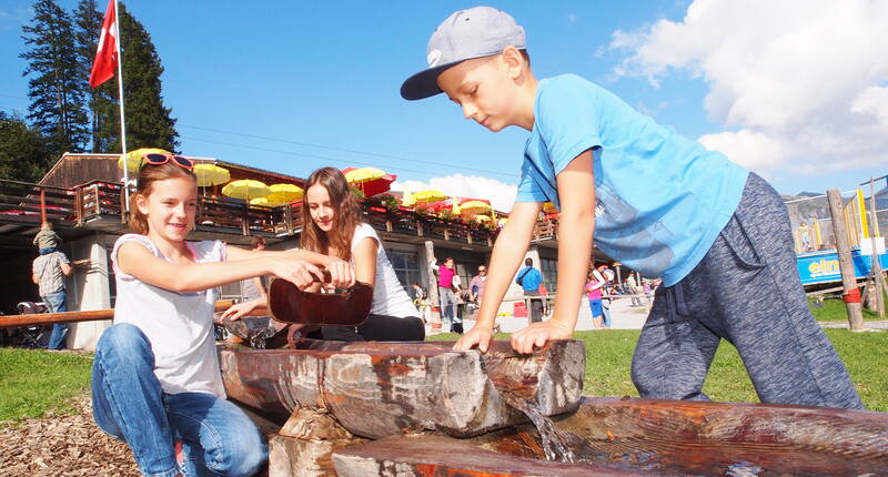 Gita in famiglia al ristoro alpinoÄmpächli. Il ristoro alpino è un paradiso per i bambini, con parco giochi interno, zoo e miniera d'oro.