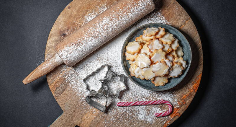 Das wohl traditionellste aller Schweizer Weihnachts-Guetzli. Die mürbe Konsistenz, der Zuckerguss und der leichte Hauch von Zitrone machen geradezu süchtig.
