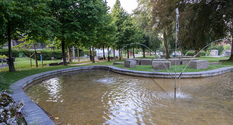 Familienausflug Äntelipark Langnau. Freilaufende Enten, Wippen, Schaukeln, Kletterburg, Rutschbahn, Sandkasten mit Bächlein, Skilift zum Festhalten und Runtersausen, Enten- und Fischteich, Voliere, viele Sitzgelegenheiten laden zum Verweilen und Spielen ein. Kostenlos - ganzjährig geöffnet.