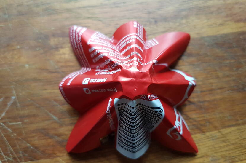 Grosser Weihnachtsstern aus Aludose Heute zeigen wir dir, wie du aus einer leeren Coca Cola Dose (auch jede andere handelsübliche Alugetränkedose ist dafür geeignet), einen wunderschönen, langlebigen und auch für den Aussenbereich geeigneten Weihnachtsstern für deinen Tannenbaum basteln kannst.
