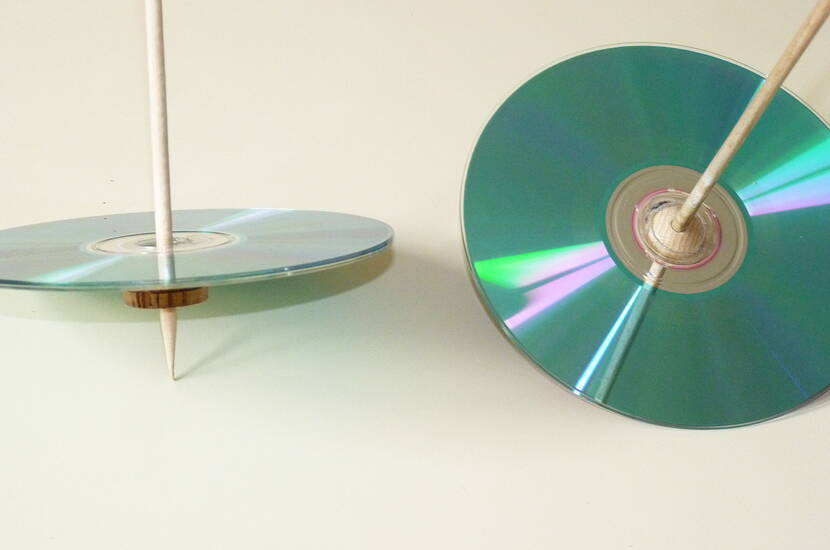 Experimenteller Farbkreisel Bastelanleitung für einen experimenteller Farbkreisel aus CDs.