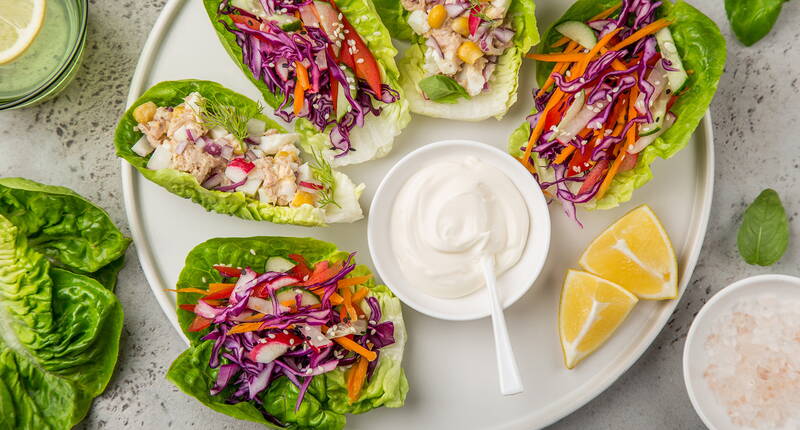 Eine wunderbare Snackidee für heisse Sommertage, sind die gefüllte Salatblätter mit einem leichten Joghurt-Dip. Ob als Snack, kleine Vorspeise oder kalorienarmes Hauptgericht - die gefüllten Salatblätter sind vielseitig einsetzbar und bieten für jeden Geschmack die passende Füllung. 