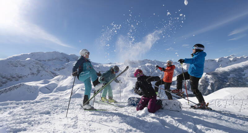 Profite d'une journée de ski en famille dans le domaine skiable Adelboden-Lenk. Activités hivernales, neige garantie et panorama spectaculaire de l'Oberland bernois pour des vacances au ski inoubliables en Suisse.