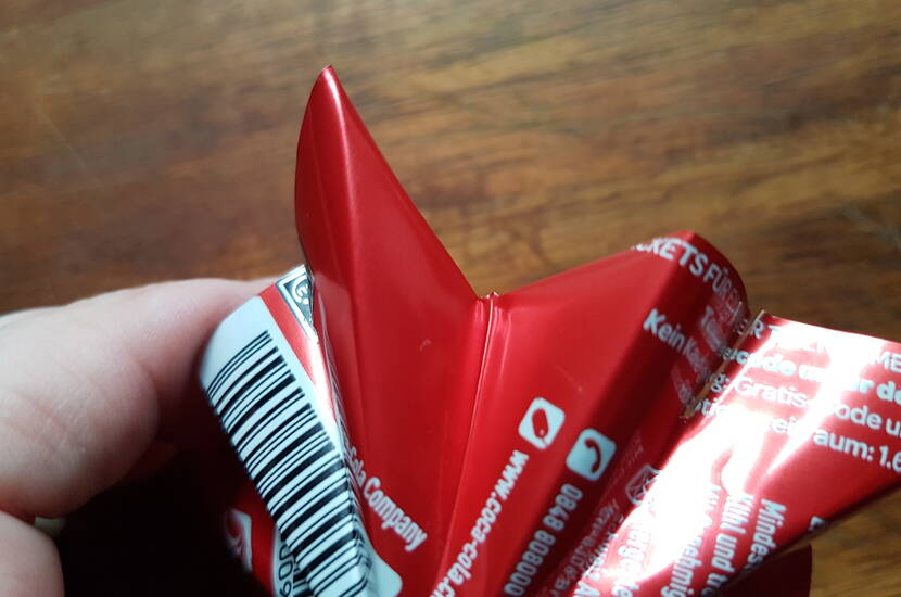 Grosser Weihnachtsstern aus Aludose Heute zeigen wir dir, wie du aus einer leeren Coca Cola Dose (auch jede andere handelsübliche Alugetränkedose ist dafür geeignet), einen wunderschönen, langlebigen und auch für den Aussenbereich geeigneten Weihnachtsstern für deinen Tannenbaum basteln kannst.