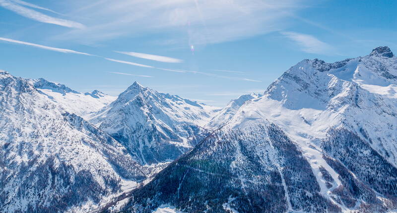 Familienausflug Hannig, Saas-Fee. Der Sonnenberg Hannig lädt zum verweilen ein. Neben der grossen Sonnenterrasse und dem Kinderspielplatz, ist der Hannig auch Ausgangspunkt verschiedenster Themenwege und dem 5.5 km langen Trottiplausch.