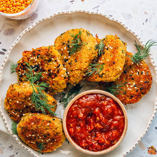 Galettes de lentilles veganes maison avec sésame, aneth et dip à la tomate – riches en protéines et sans gluten