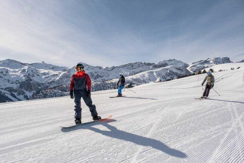 Perfekt präparierte Skipisten am Betelberg mit Blick auf die verschneite Bergwelt des Berner Oberlands. Ideale Bedingungen für Skifahren und Snowboarden.