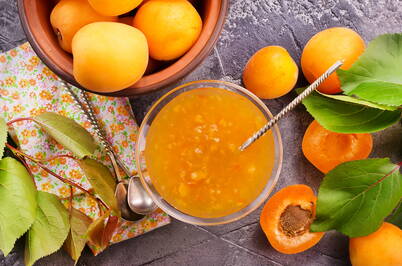 Eine nicht ganz alltäglich Kombination. Der Lavendel verleiht der Konfi ein volles Aroma und die Zitrone hebt perfekt die Süsse der Aprikosen.