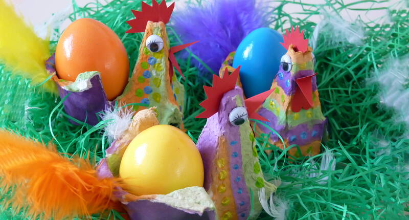 Le nostre simpatiche galline si adattano perfettamente alla tavola pasquale e aggiungono accenti colorati alle decorazioni pre-pasquali. Utilizzando materiale riciclato, sono anche un perfetto progetto di upcycling.