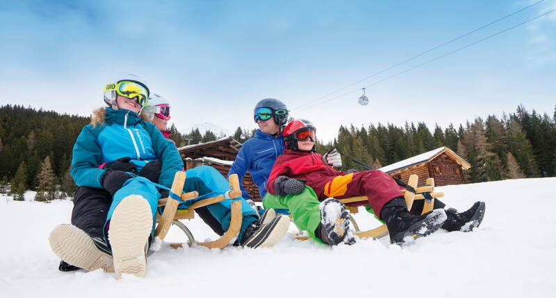 Excursion en famille Faire de la luge à Davos. Viens à Davos et profite avec ta famille des nombreuses pistes de luge. Au total, 29,4 kilomètres sont à disposition dans toute la destination de Davos Klosters.