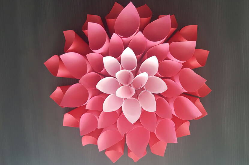 Bricole une belle décoration de porte pour le printemps, en suivant les instructions étape par étape.