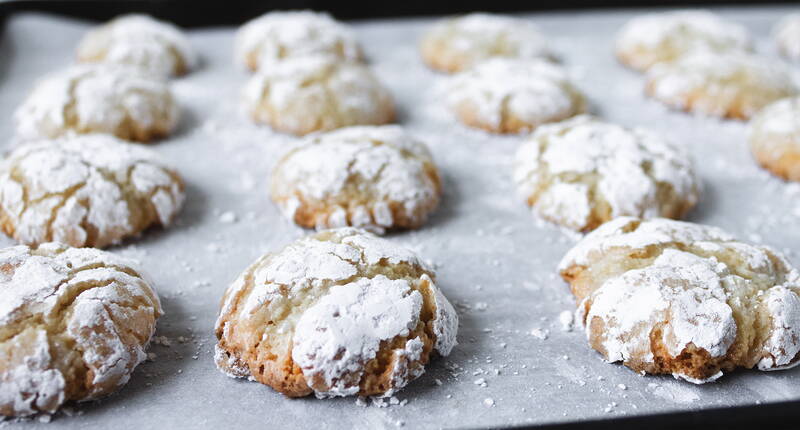 Une pâtisserie italienne typique aux amandes amères. Croustillant à l’extérieur et juteux doux à l’intérieur. Qui peut résister ici? – Il suffit d’imiter avec notre recette. 