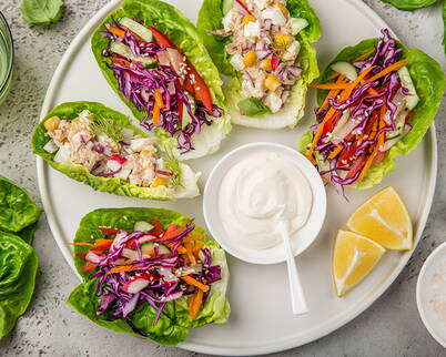 Feuilles de salade croquantes garnies de légumes frais et de thon – une bouchée légère et colorée.