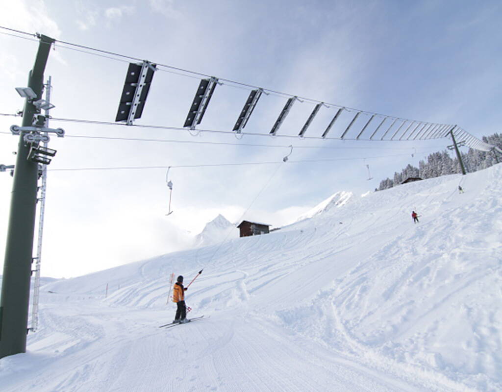 Der Solarskilift Tenna, der weltweit Erste seiner Art, bietet die perfekte Kulisse für einen gelungenen Skitag für Familien mit Kindern. Auf den übersichtlichen Pisten gibt es keinen Stress und du kannst den Skitag entspannt geniessen. Lade dir unseren Rabattgutschein herunter und verbringe einen wundervollen Wintertag in der malerischen Bündner Bergwelt.