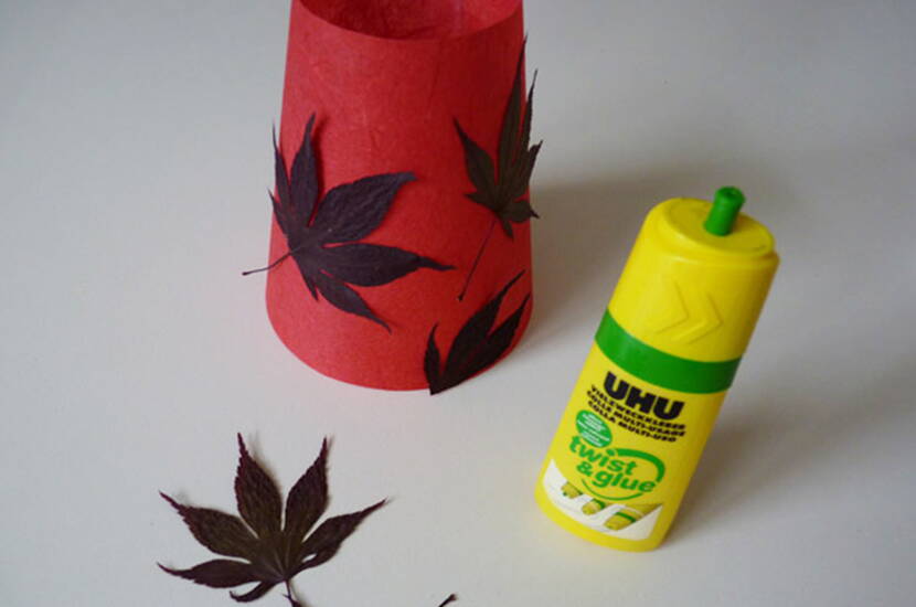 Weinglas-Lampenschirm Bringt Licht in dunkle Herbsttage: der Design-Lampenschirm. Was du dafür brauchst, erfährst du in unserem herbstlichen Basteltipp.