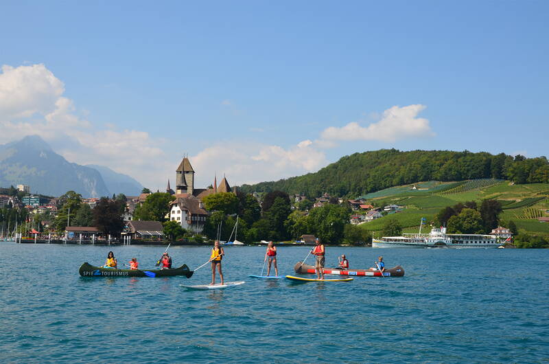 Percorso escursionistico in canoa per famiglie. Scoprite la sponda meridionale del Lago di Thun in canoa tra maggio e settembre! Ritiro della canoa nel luogo di vostra scelta.