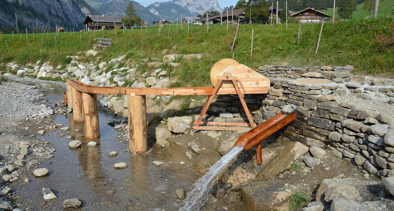 Escursione per famiglie al parco giochi acquatico «Gwunderwasser» di Diemtigen. Qui i bambini possono sperimentare le dinamiche naturali dell'acqua, deviando i corsi d'acqua, trattenendoli e rilasciandoli.