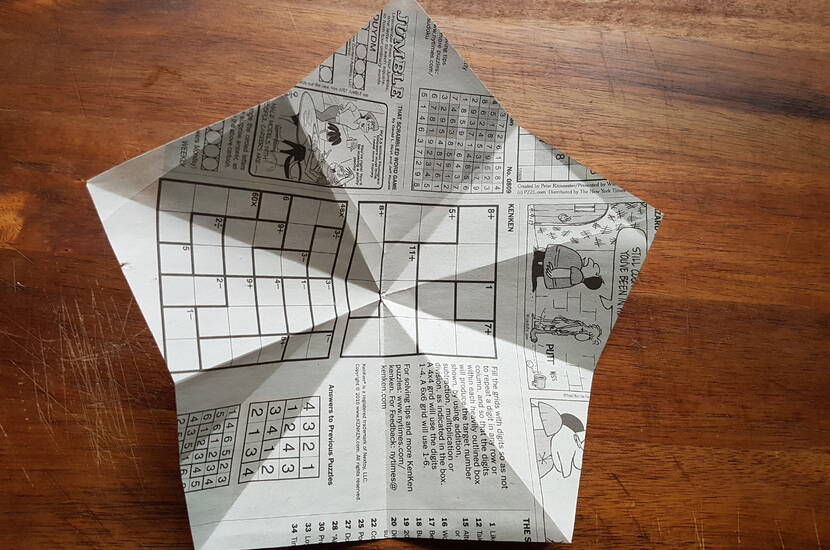 Faltstern-Anhänger aus Zeitungspapier Aus alten Zeitungen entstehen wunderschöne Stern. Die Schritt-für-Schritt-Faltanleitung für unseren Recyclingbasteltipp findest du hier. Ein nachhaltiger Basteltipp, der viel Freude bereitet und auch als Mitbringsel äusserst beliebt ist.