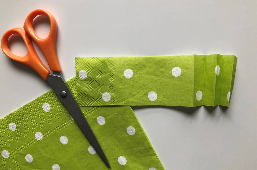 Für wenig Geld kannst du im Handumdrehen eine schöne Geschenktüte für den Muttertag basteln. Alles, was du dazu brauchst, ist eine Butterbrottüte, verschiedene Servietten, Dekomaterial und unsere Vorlagen mit Dankessprüchen zum kostenlosen Download.