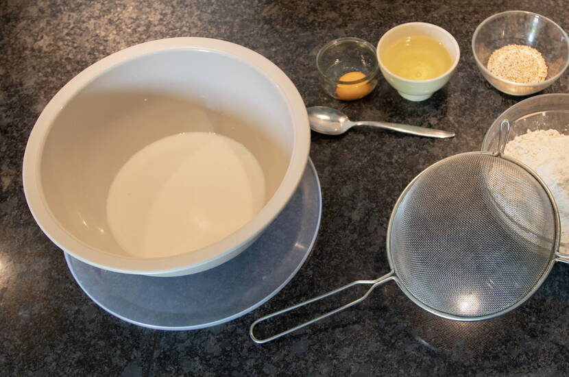 Pain farci au fromage Mélanger l’eau, le lait (tiède) et la levure, puis laisser reposer à couvert cinq minutes. Séparer le blanc et le jaune de l’oeuf. Après l’avoir laissé reposer cinq minutes, remuer le mélange de levure et y ajouter le blanc d’oeuf et l’huile de tournesol. Bien mélanger.