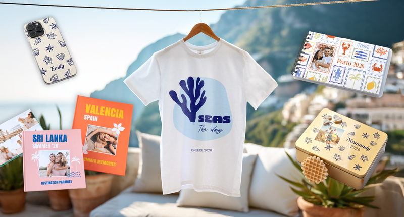Personalisierte T‑Shirts, Handyhüllen, Fotobücher und Dosen mit Sommermotiven werden vor einer mediterranen Kulisse präsentiert – perfekt für Reisefotos und Souvenirs.