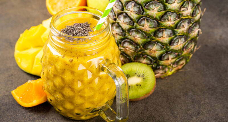 Recette rafraîchissante et estivale pour un smoothie exotique.Ricetta rinfrescante ed estiva per un frullato esotico con mango, kiwi, succo d'arancia e ananas.