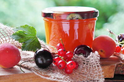 Ein leuchtend oranger Mix aus Aprikosen, Beeren und Steinfrüchten – diese frische Mehrfruchtkonfitüre vereint sommerliche Aromen in einem Glas.