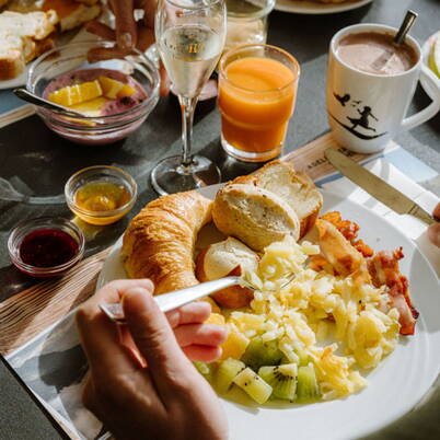 Silleren Brunch am VogellisiBerg in Adelboden Frühstücksspezialitäten beim beliebten Silleren Brunch im Restaurant Sillerenbühl am VogellisiBerg in Adelboden. Das reichhaltige Brunch-Angebot macht den Familienausflug im Berner Oberland zu einem genussvollen Erlebnis.