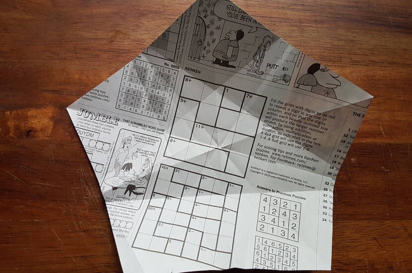 Faltstern-Anhänger aus Zeitungspapier Aus alten Zeitungen entstehen wunderschöne Stern. Die Schritt-für-Schritt-Faltanleitung für unseren Recyclingbasteltipp findest du hier. Ein nachhaltiger Basteltipp, der viel Freude bereitet und auch als Mitbringsel äusserst beliebt ist.