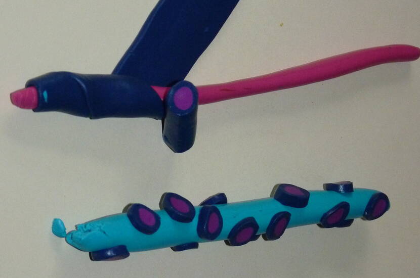 eingepackter Kugelschreiber Ein Fimo-Kugelschreiber: Heute zeigen wir dir, wie du mit wenig Aufwand dieses tolle, nützliche und einzigartige Geschenk herstellen kannst.